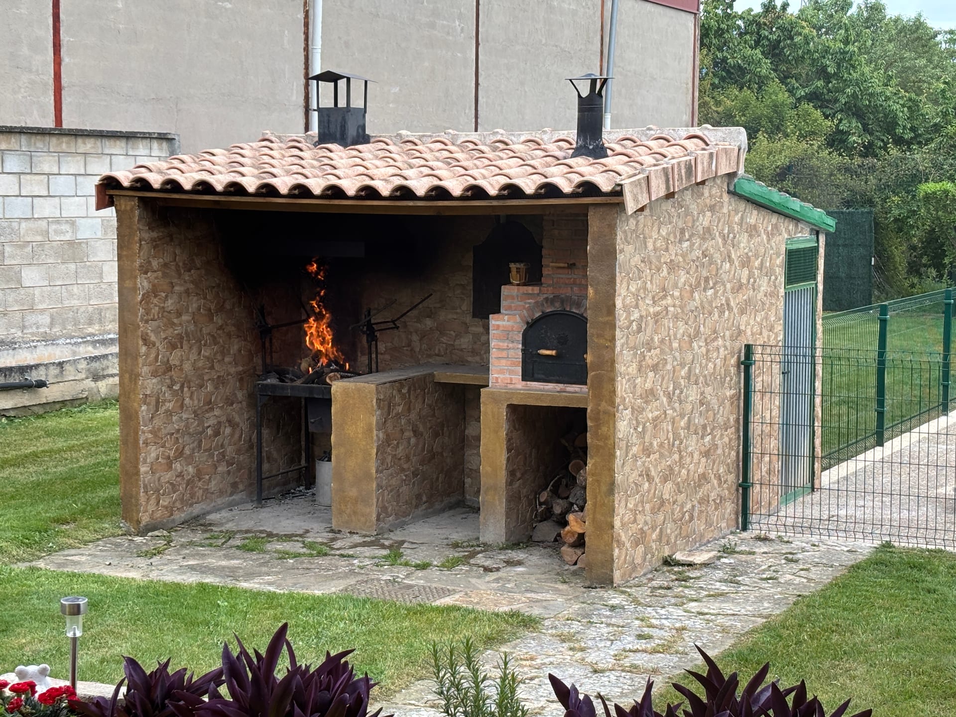 Asador y horno de leña