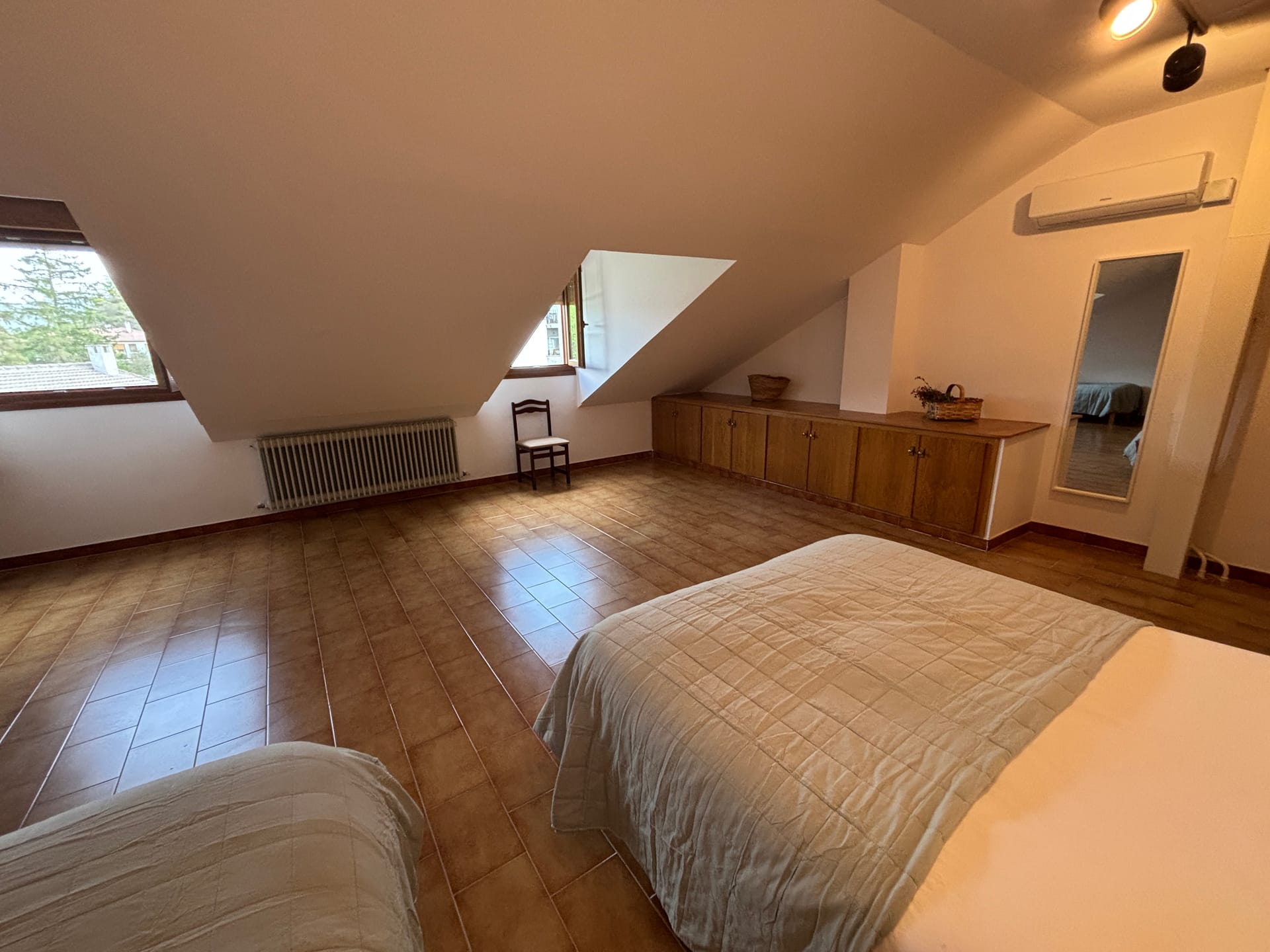 Dormitorio con aire acondicionado